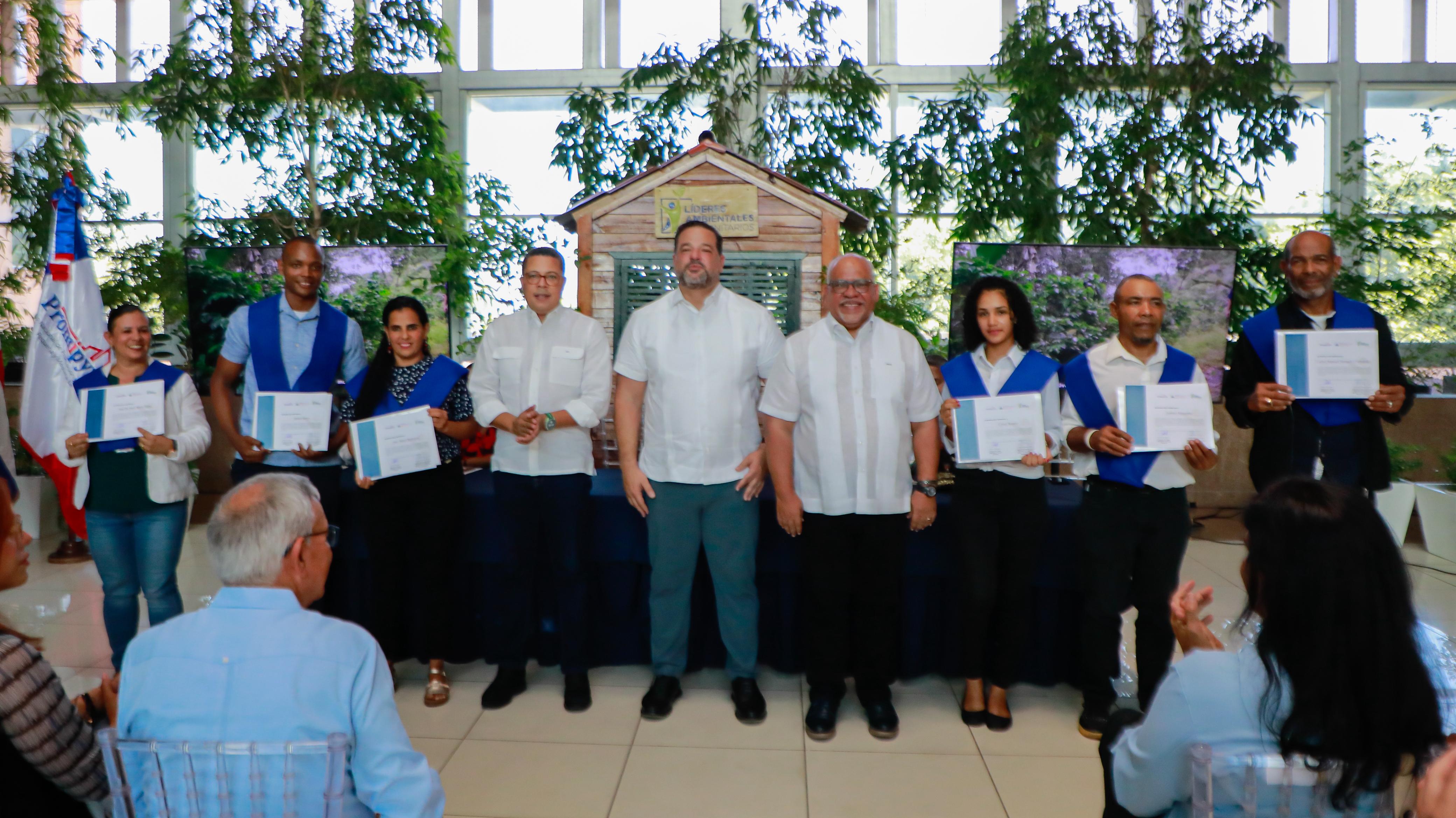 Director Promipyme participa en entrega certificados líderes comunitarios